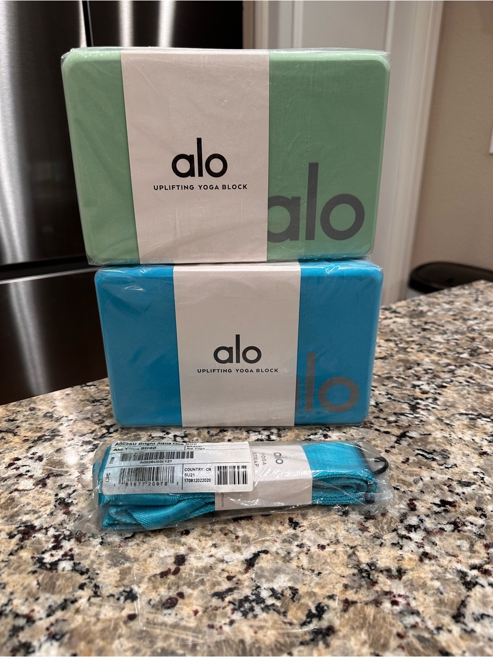 ALO New Uplifting Yoga Block Set, Plus bonus mat strap